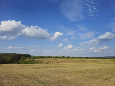 Çayırı ve mavi gökyüzü olan güzel yaz manzarası