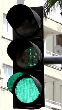 Yoldaki bir trafik ışığının dikey videosu