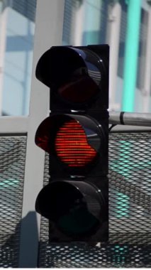 Yoldaki bir trafik ışığının dikey videosu