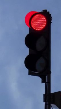 Yoldaki bir trafik ışığının dikey videosu
