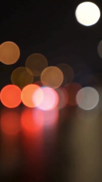 夜のトラフィックライトの垂直ビデオ — ストック動画