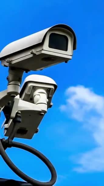 監視目的の領域をスキャンするために移動するセキュリティビデオカメラ ロボットCctvレコーディング技術 ホームセキュリティシステムからのセキュリティエリア — ストック動画