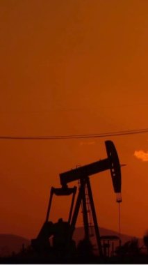 Petrol üretimi. İş petrolü üretim konsepti. Ham petrol, gaz, petrol fiyatları konsepti. İş planının dikey videosu