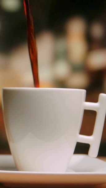 カップに機械からコーヒーを注ぐ 新鮮なグラウンドコーヒーの流れ — ストック動画