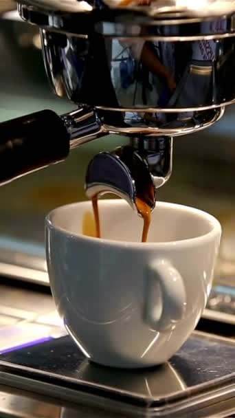 Kaffeemaschine Füllt Eine Tasse Kaffee Von Kaffeemaschine Tasse Automatische Kaffeemaschine — Stockvideo