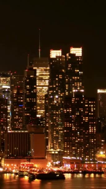 夜のニューヨークのスカイラインの空中ビュー 夜の住宅ビル シティナイトビュー ビジネスシティ — ストック動画