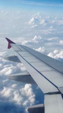 Sabahleyin uçak penceresinden güneşin doğuşunu izleyeceğiz. Uçak uçuşu. Bulutların üzerinde uçan bir uçağın kanatları. Gün batımı gökyüzü.