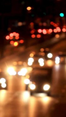 Kentsel şehir manzarası kavramı ya da gelişmiş yenilikler, finansal teknoloji, enerji gücü. Trafik karayolu taşımacılığı. Çapraz yolda arabalar sürüyor..