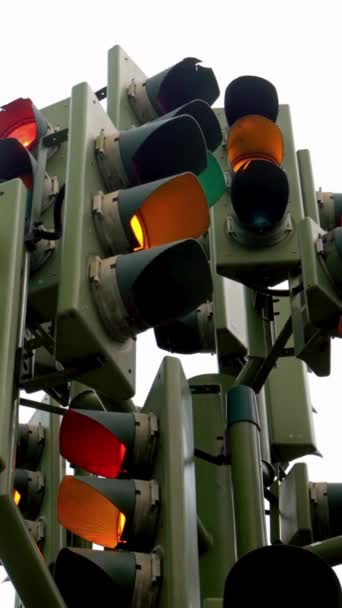 Verticaal Verkeerslicht Met Blauwe Lucht Groene Rode Lichten Waarschuwen Bestuurders — Stockvideo