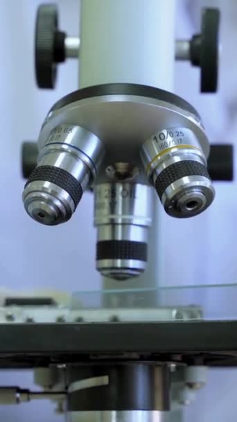医学科学実験室 顕微鏡下のサンプルを分析する微生物学者 ハイテク機器で働く華麗な科学者 科学か医学の企業 — ストック動画