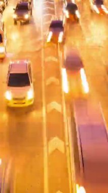 Asya 'da, kavşağın yukarısında, araba trafiğinin zaman aşımına uğramış. Dijital Şehir Şehir Merkezi Peyzajı. Otoyol trafiği sıkışık. Toplu taşıma ya da şehir hayatı kavramı