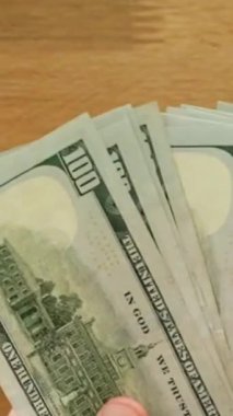 Kağıt paraları sayan bir elin yakın çekimi. Dolar parası. Nakit para hesaplaması. İş krizi finans dolar kavramı