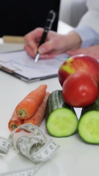 Növényi Étrend Táplálkozás Gyógyszer Koncepció Táplálkozási Szakember Egészséges Zöldségdiétát Kínál — Stock videók