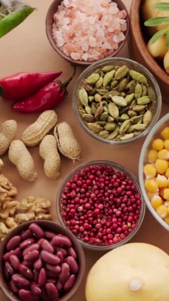 Egészséges Evés Összetevők Gyümölcsök Kadamom Mogyoró Dió Piros Bors Táplálkozás — Stock videók