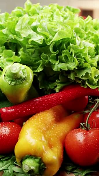 Egészséges Étel Koncepció Friss Salátalevél Paradicsom Sárgarépa Főzőanyagok Asztalon — Stock videók