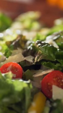 Şef taze sebze salatası yapıyor. Salata manzaralı, salata kaseli. Sağlıklı, yemek, yemek, salata düşüşü, diyet konsepti 