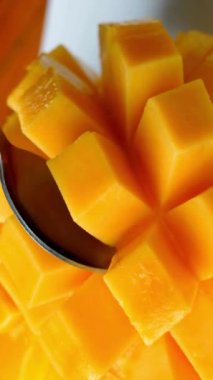 Sulu mango dilimi yiyen bir kadın. Mango dilimleri, mango meyveleri. Sağlıklı gıda konsepti