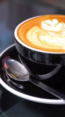Kahve fincanı masada, sıcak içecek de yakın planda. Kahve makinesinin yanında bir restoranda espresso hazırlıyorum. Sabahları kahve içmek. Sağlıklı yiyecekler, kahve dükkanı atmosferi. Cafe 'de kahvaltı.