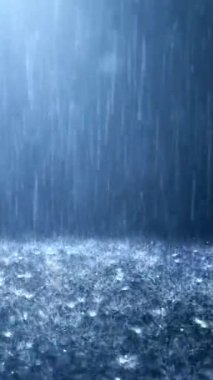 Yere düşen yağmur damlaları. Sağanak yağmur, kötü hava, doğa manzarası, çevre. Doğa geçmişi. Yağmur yağıyor, yağmur yağıyor. Yağmur damlası arka planı. Fırtınalı gökyüzü ve güçlü rüzgarlar