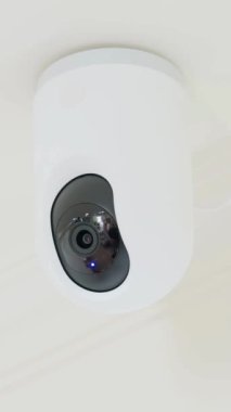 Bir evin güvenlik kamerasını döndürmek. Modern CCTV kamerası. Güvenlik kamerası. Ev güvenliği, alet elektronik cihaz, güvenlik sistemi. Lensin seçici odak noktası. Güvenlik çemberi