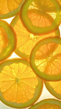 Taze limon sağlıklı organik gıda dilimleri. Dilimlenmiş limonlar yakın çekim, dönüşümlü. Tazelik. Cilt bakımı, güzellik, sağlık, bağışıklık, tedavi konsepti için C vitamini. Olgun sulu limon dilimli üst manzara. Diyet