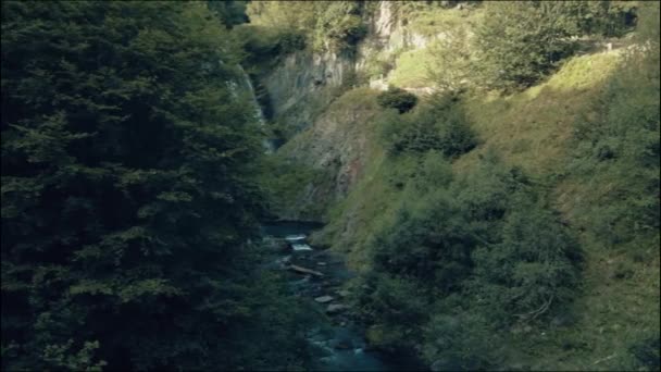 Det Mest Dolda Hörnet Skogen Avslöjar Ett Vattenfall Sin Hemlighet — Stockvideo