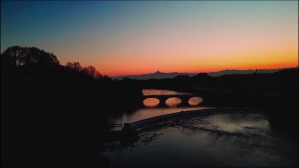 Turínské Panorama Rýsovalo Pozadí Ohnivých Pomerančů Červeně Jak Slunce Zapadalo — Stock video