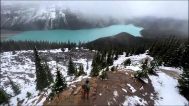 Bu muhteşem manzara için Peyto Gölü 'nün tepesinde, Icefield Parkway boyunca. Bakış açısına ulaşmak için çok kısa bir yürüyüş! Daha zorlu bir seçenek arayanlar için Peyto Gölü Erişim Yolu 'nu kullanın..