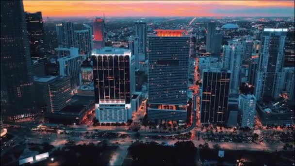 最好的迈阿密空中射击 美丽的超驰时间过去的夜晚迈阿密市的交通 夜间俯瞰迈阿密上空飞行的无人机 — 图库视频影像