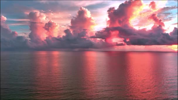 Issız Bir Adada Güzel Bir Deniz Fenerinin Hava Turu — Stok video
