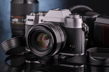 Fotoğrafçı ekipmanları: kamera, flaş ve lens.