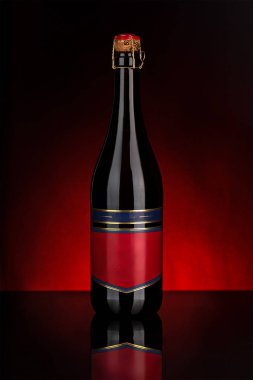  Kırmızı ve siyah arka planda kırmızı aromalı şarap.