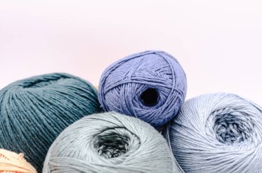 Beyaz arkaplan ile mavi renkli yün iplikler