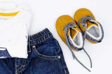 Arka planda bebek kıyafetleri