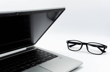 Görünüm gözlüklü ve beyaz arkaplanı olan bir dizüstü bilgisayar klavyesi