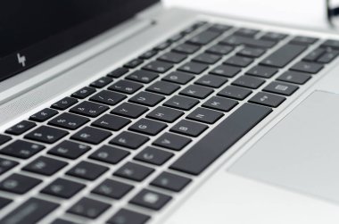 Beyaz arkaplanı olan bir dizüstü bilgisayar klavyesi 