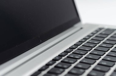 Beyaz arkaplanı olan bir dizüstü bilgisayar klavyesi 