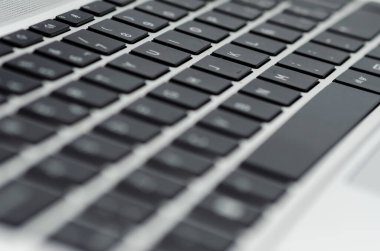 Beyaz arkaplanı olan bir dizüstü bilgisayar klavyesi 