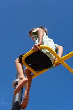 Çocuk oyun parkında yüksek bir yere tırmandı.