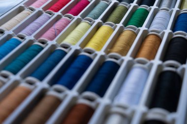 Bir kutuda birçok farklı renk ipliği