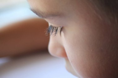 Kirpikleri ve çocuğun yüzü yakından görülüyor.