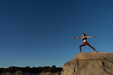 Kadın Yogası Gökyüzünün Mavisinin Ortasında