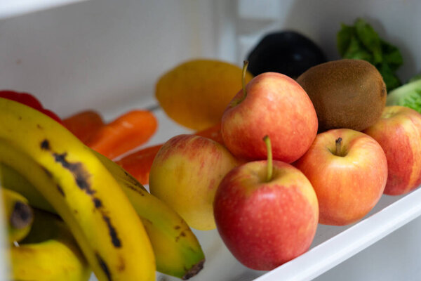 Фрукты и овощи в холодильнике