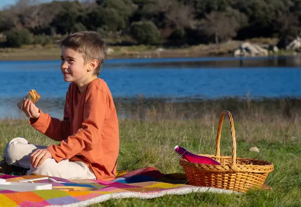 Mutlu çocuk doğada piknik yapıyor.