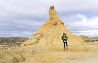 Çölde zıplayan bir çocuk