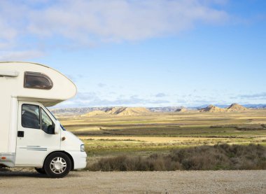 Çölde beyaz bir karavan.