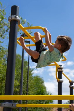 Çocuk parka tırmanıyor.