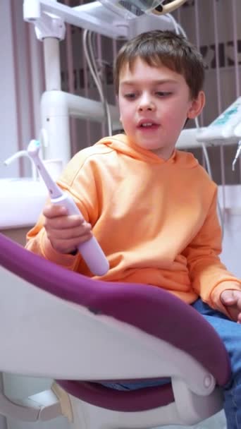 Garçon Cabinet Dentiste Avec Une Brosse Dents Électrique Assis Dans — Video
