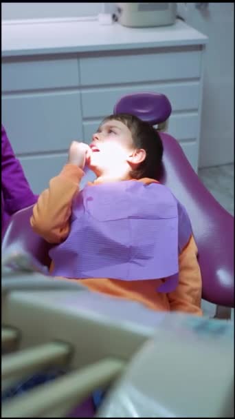 Criança Consultório Dentista Explicando Dentista Qual Dente Dói Vídeo Vertical — Vídeo de Stock