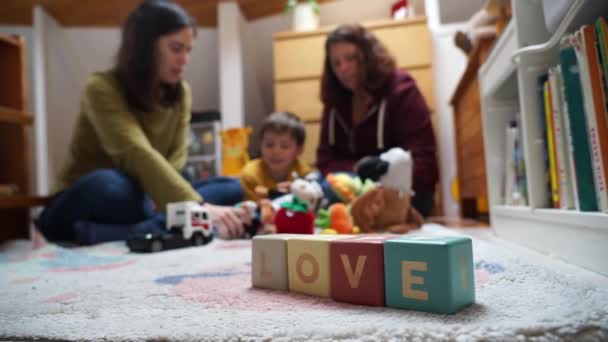 Сім Двох Матерів Син Грають Разом Дитячій Кімнаті Іграшковими Блоками — стокове відео